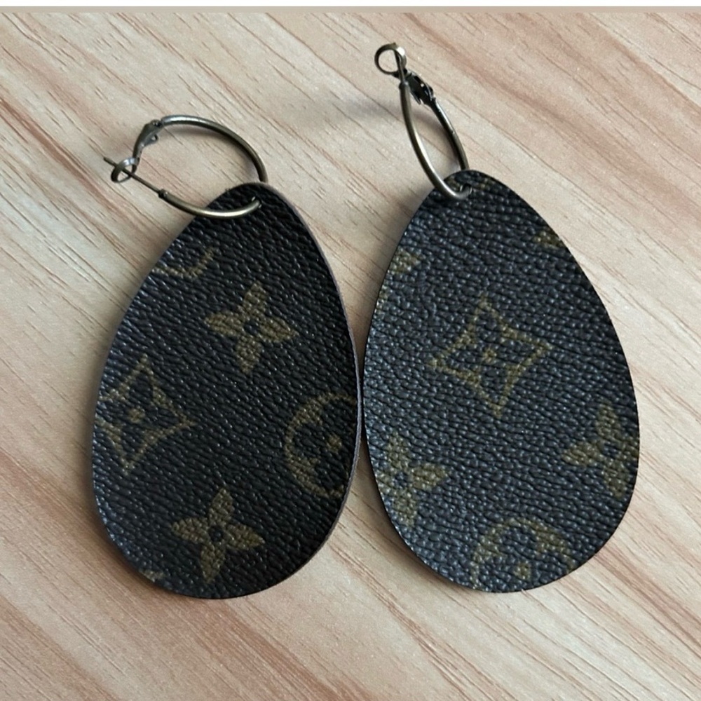 ✨ Keep It Gypsy Brown Monogram Teardrop Leather Pierced Earrings ✨Preloved EUC